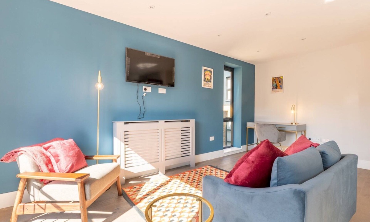 St. Mark's Apartment | Pass the Keys | Chic Retreat Surbiton London, 1 minute to station