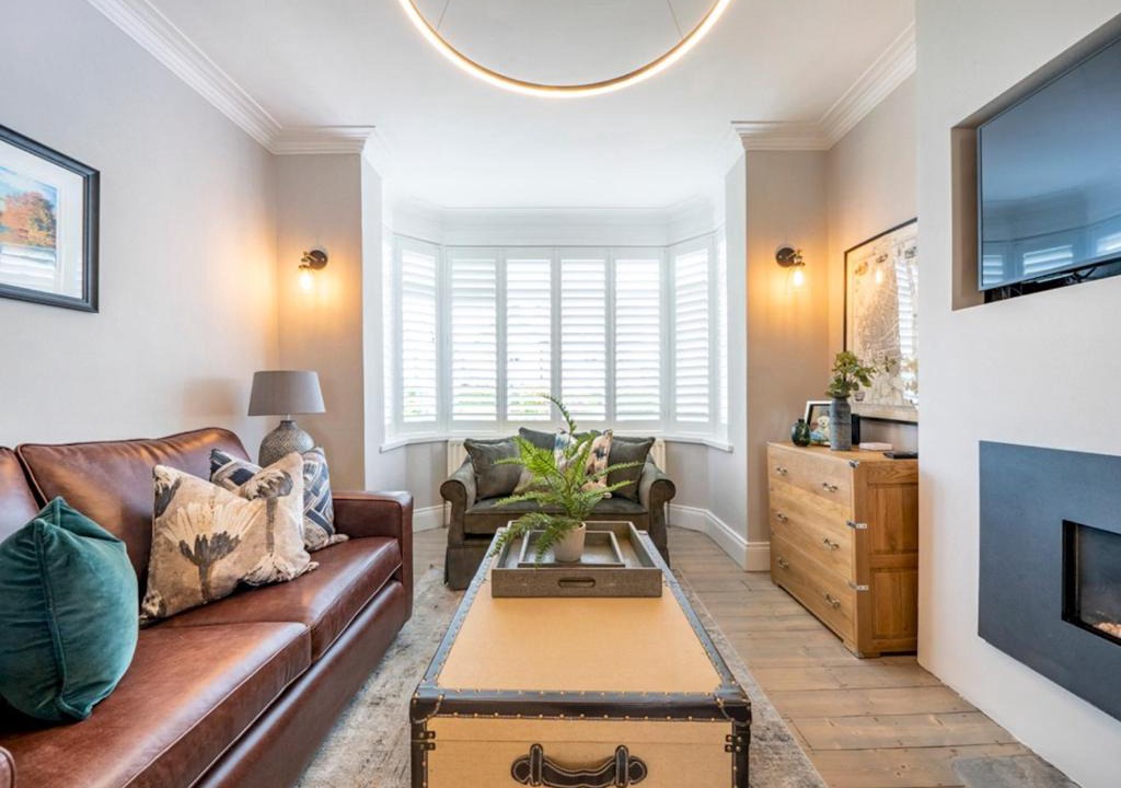 Belfast House | Pass the Keys Exceptional Villa on Charming Tree-Lined Avenue