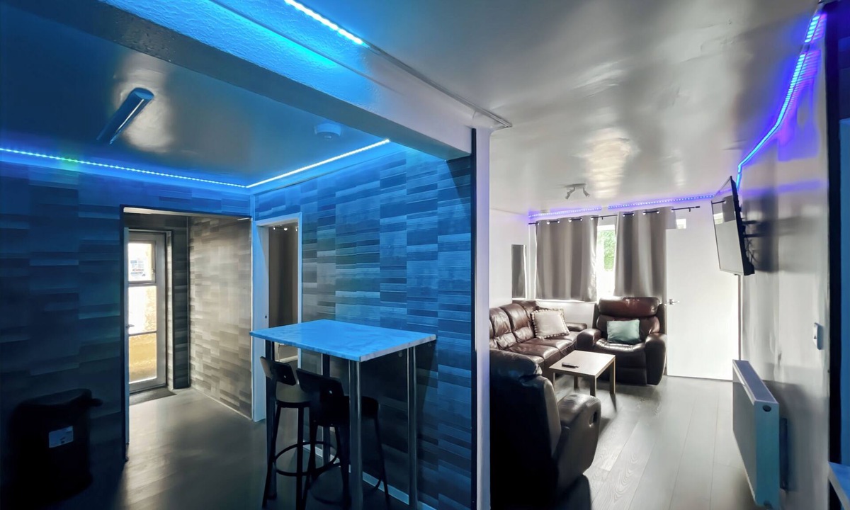 Woodingdean House | Perfect Couple Retreat To Relax With Hot Tub&sauna