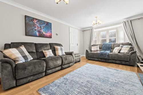 Falkirk House | Polmont Haven: Spacious 4- Bedroom Retreat