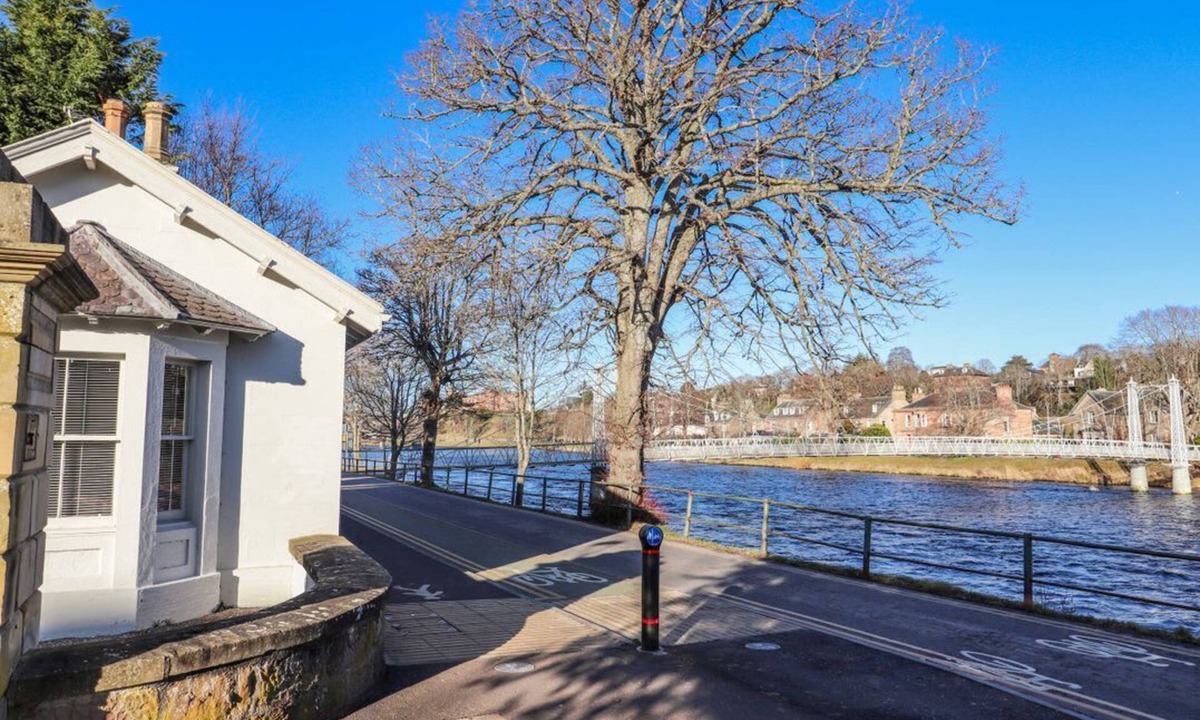 Inverness Cottage | Porter's Lodge, Inverness