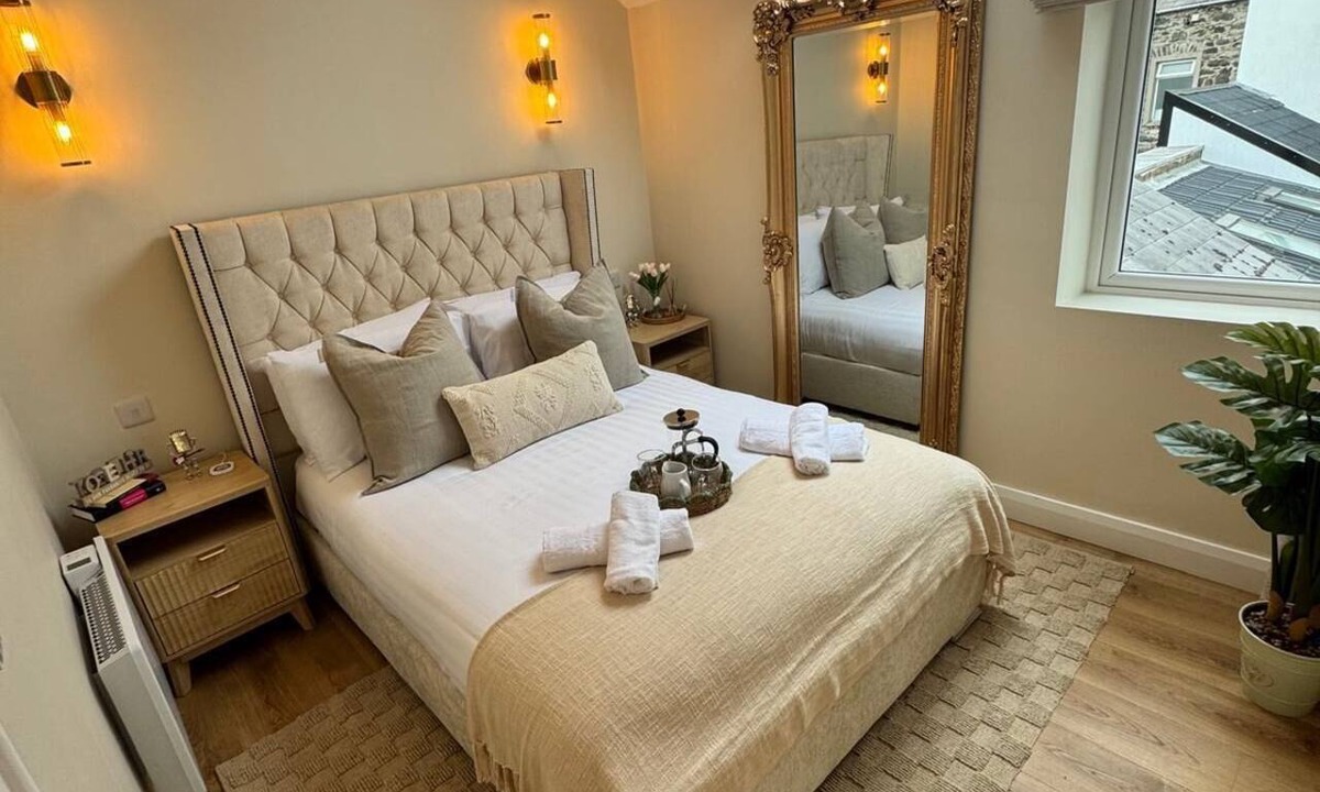 Donaghadee House | Posh 3-BDR Home, Beach House - Sleep6 - WiFi - Hot Tub - Free On-Street Parking