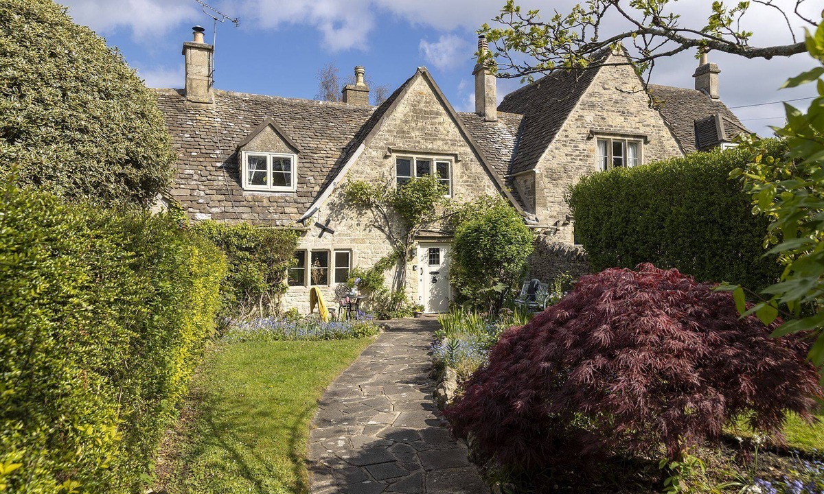 Rodborough Cottage | Primrose Cottage - a cottage that sleeps 6 guests in 3 bedrooms