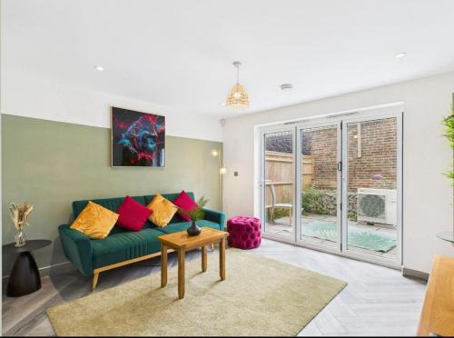 Royal Tunbridge Wells House | Pristine Home Near Station, Pantiles & Calverley