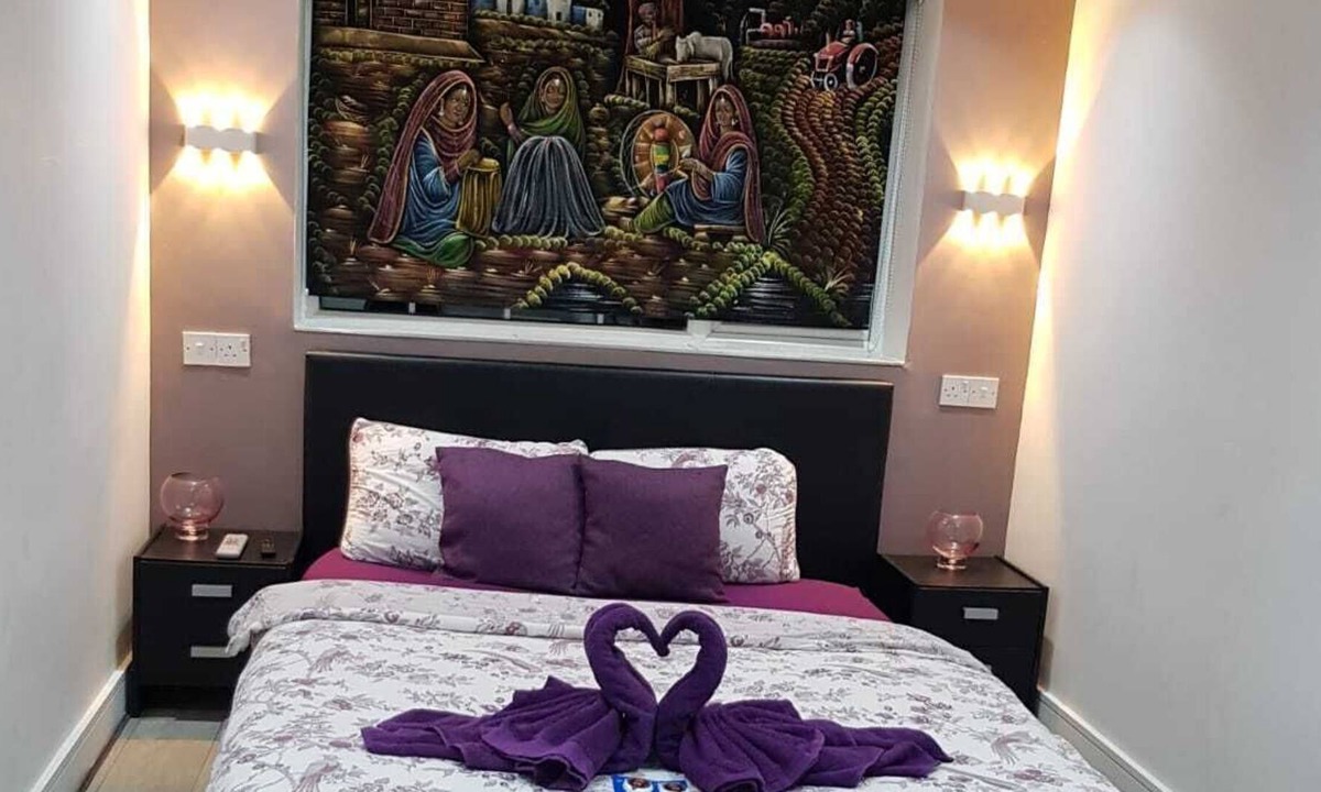 Whitchurch House | Private En-suite with Free Parking and Breakfast A