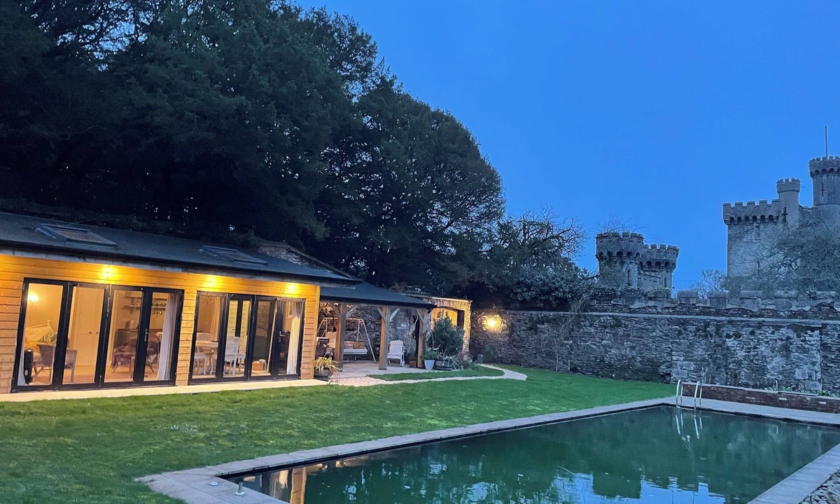 County Louth Apartment | Private Garden House, Historic Castle Estate, Pool, Tennis & Gardens