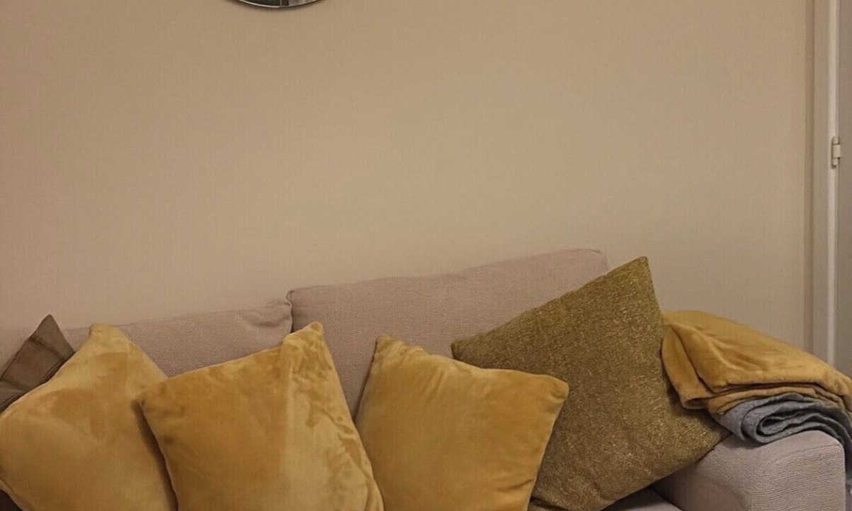 Swindon House | Quiet Yellow Rest House – Sleeps 7