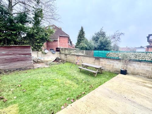 Headington House | Recently fully refurbished -January 2026- private en-suite room with brand-new bathroom and private entrance