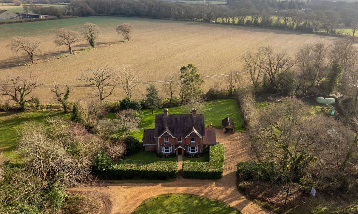 New Forest District House | Red House - Private Bathroom