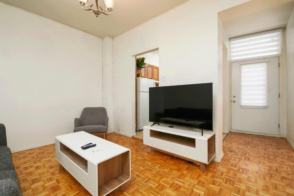 Plateau Mont Royal Apartment | Refined Downtown Getaway – A Stylish Stay