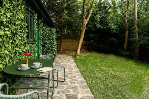 London Borough of Bromley Apartment | Restful Break 2 BR Woods Cottage 2 Acre Garden gated free Parking