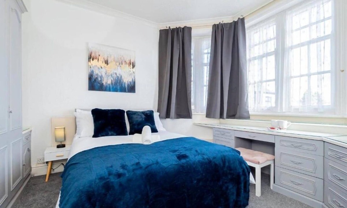 Rogerstone Apartment | Rising Sun Room 3 | Double Bed + Private En-suite