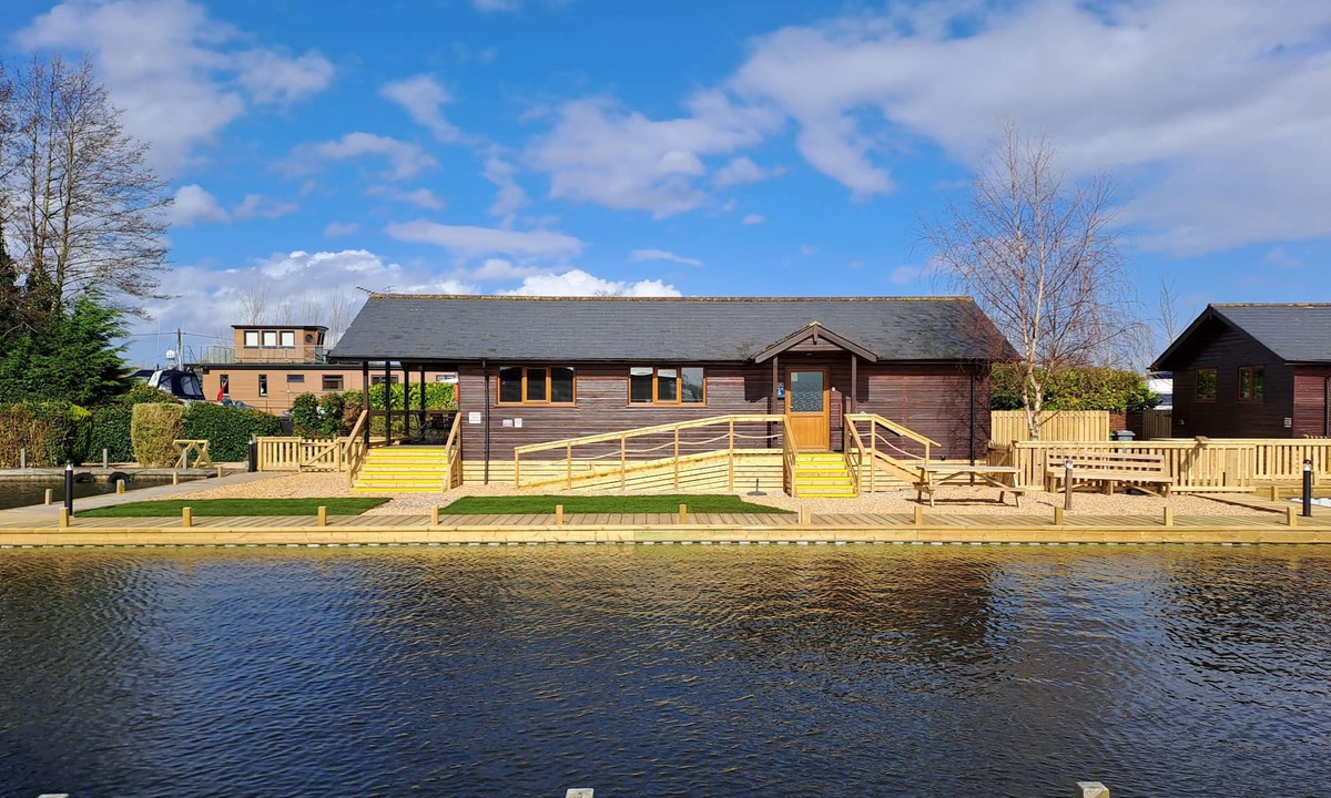 Brundall Cabin | River Breeze - Waterside, Norfolk Broads, sleeps 6 in 3 bedrooms