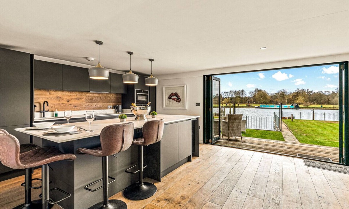 Henley Cabin | River Cabin - Hot tub, pet friendly, Mooring
