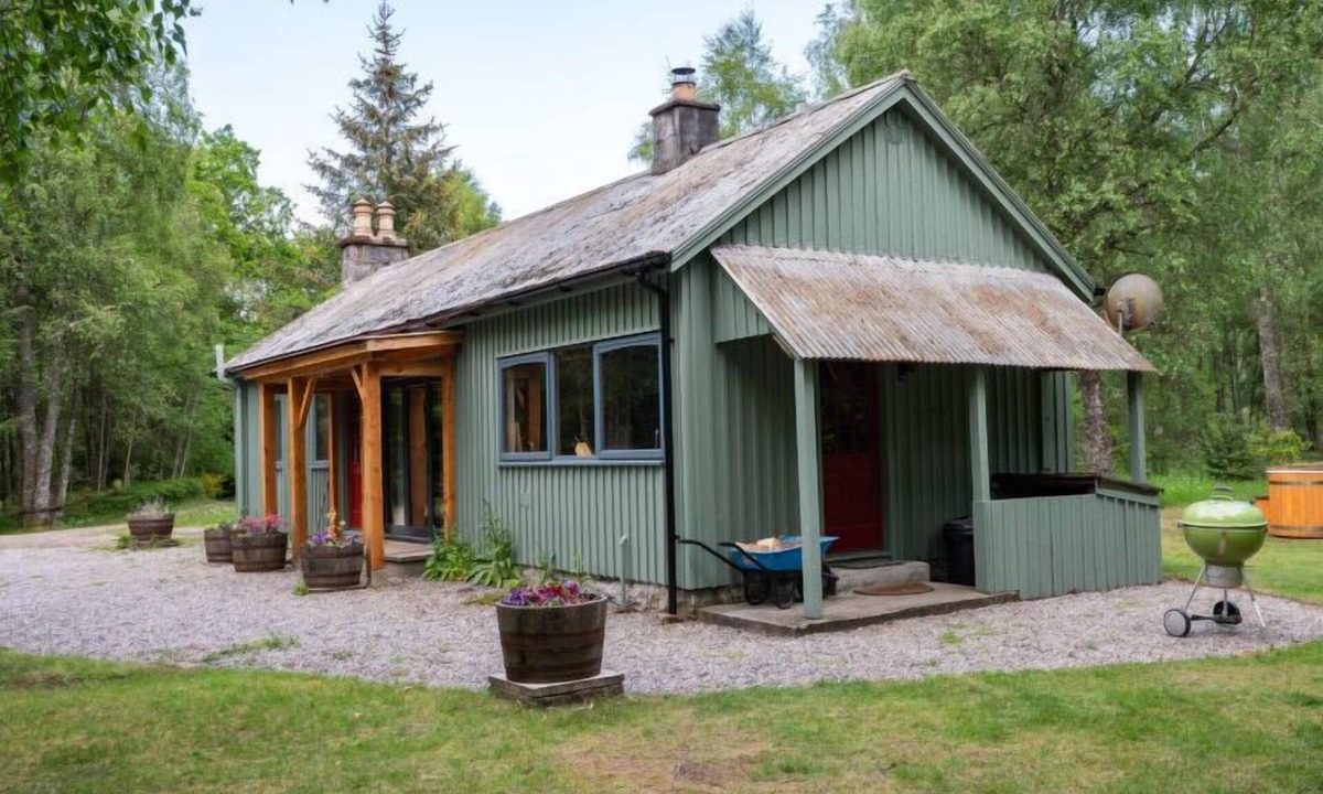 Beauly House | Riverside Cottage by Interhome