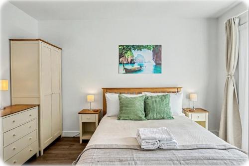 Sands End Apartment | Riverside Manhattan Studio Sleeps 3 Balcony