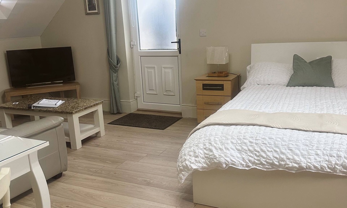 Limavady Apartment | Roe Valley Getaways Modern Studio with en-suite