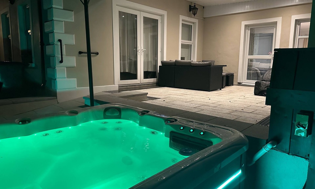 Hillsborough Apartment | Royal Hillsborough Hot Tub Haven