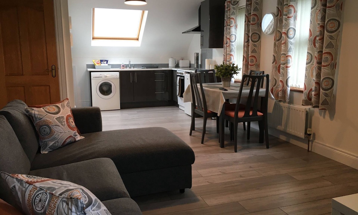 Kilkeel Apartment | Sea & Mountain View-garden-wi-fi-parking- Sleeps 4