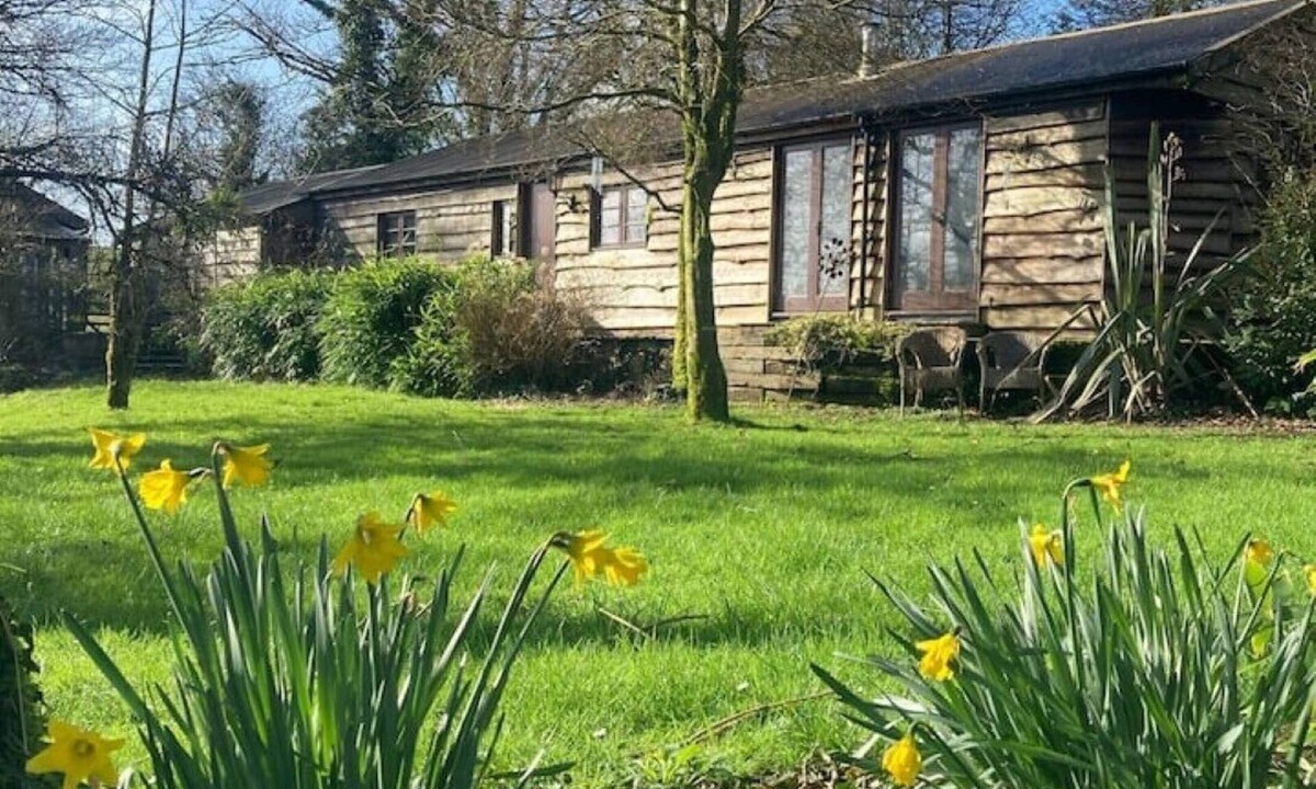 Tavernspite Cabin | Secluded Lakeside Log Cabin near to beautiful Pembrokeshire beaches.
