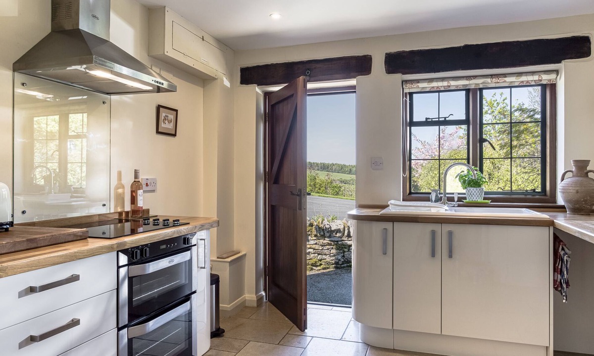 Snowshill Village House | Sheepscombe Byre, Snowshill, Broadway, sleeps 4 guests. This property boasts stunning views.