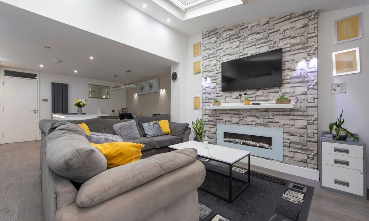 Livesey House | South London 4BD 2Bath Home with Parking & Garden