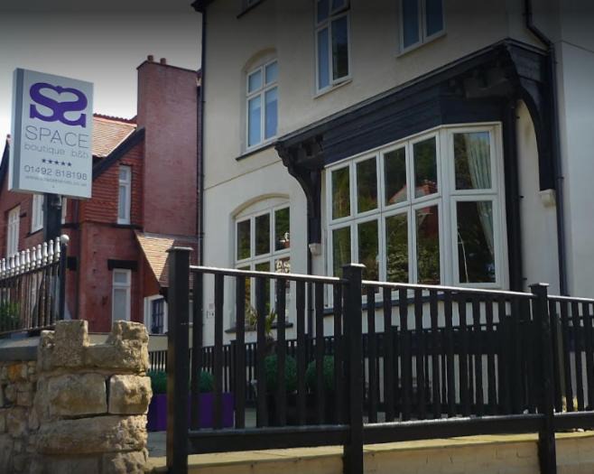 Llandudno House | Space Boutique B&B - with Free private car park