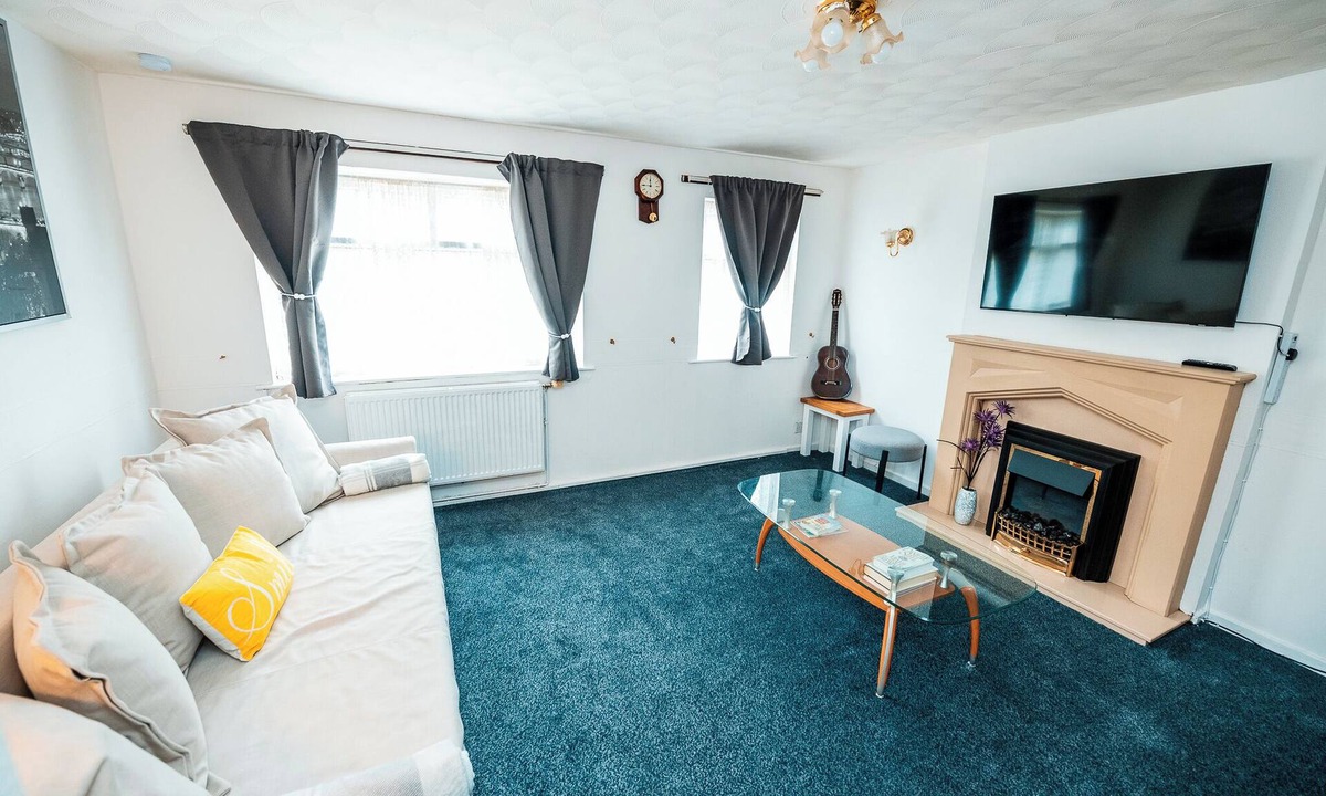 Salford House | Spacious 3-Bed Manchester Home | Sleeps 8 |Parking | Near Manchester City Centre
