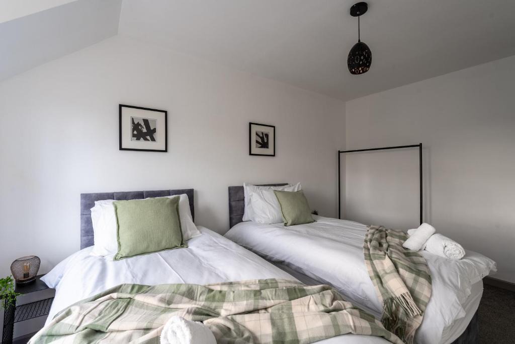 Chalfont St Peter Apartment | Spacious 3BR Apartment, Near Gerrards Cross, Free Parking, Fast WIFI