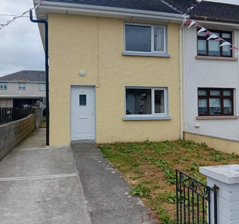 Ballinasloe House | Spacious 3BR House wiz Free Parking WiFi