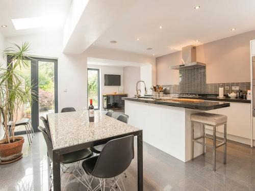 Pontcanna House | Spacious 4 Bedroom Character Home in Pontcanna