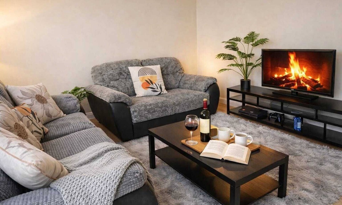 Staple Hill Apartment | Spacious 6 Bedroom -3 bath House in Stoke Gifford