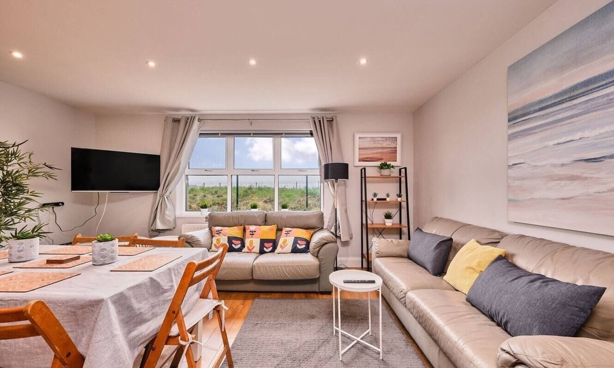 Portrush Apartment | Spacious Bright Apt Walk to the Beach