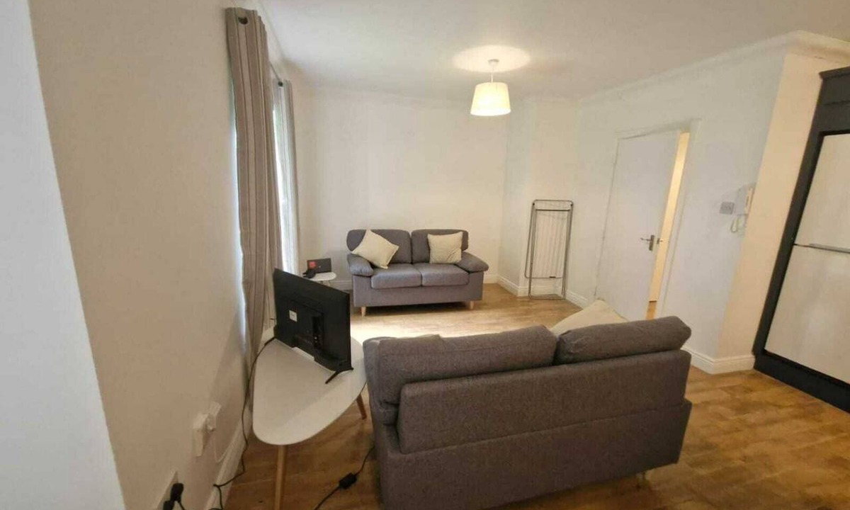 Santry Apartment | Spacious Bright Modern Apt With Garden