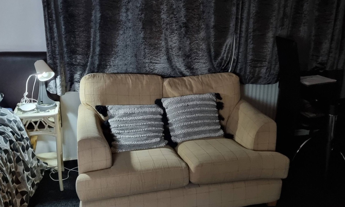 Rotherham Apartment | Spacious Double Bedroom With Kitchenette Perfect for Couples or Professional