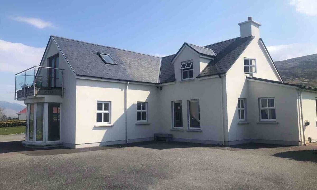 Leinster House | Spacious Family Home - edge of town-Great views