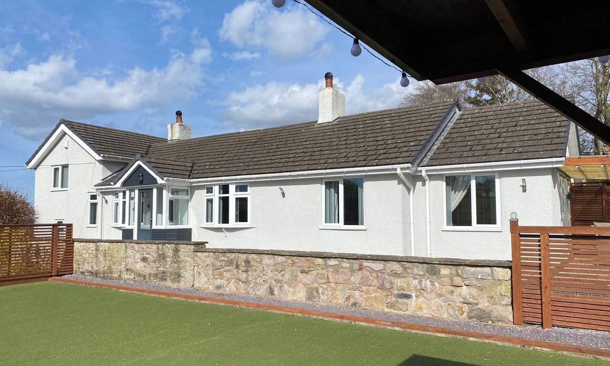 St George House | Spacious Family Getaway Hot Tub, Sauna & Garden