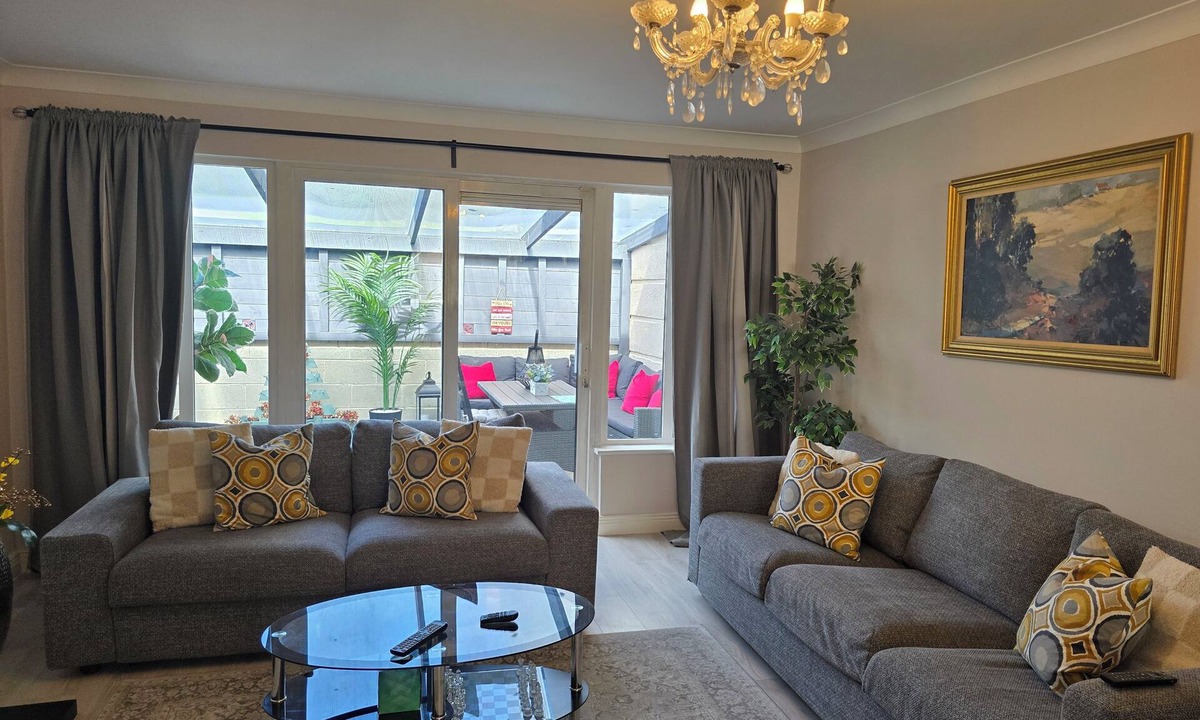 Ongar House | Spacious Modern 3 bedroom Dublin Home | Fast 1 GB WiFi | Workspaces | Sleeps 7