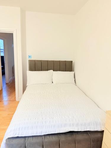 Whitechapel House | Spacious Room with Double and semi double bed, Shared bathroom,10 minutes to Aldgate East station, near Central London, for 4 ppl
