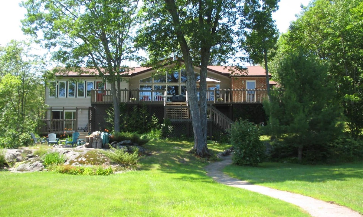 Gravenhurst Cottage | Special Pricing 4 Bedroom Luxury Cottage in Muskoka on lake