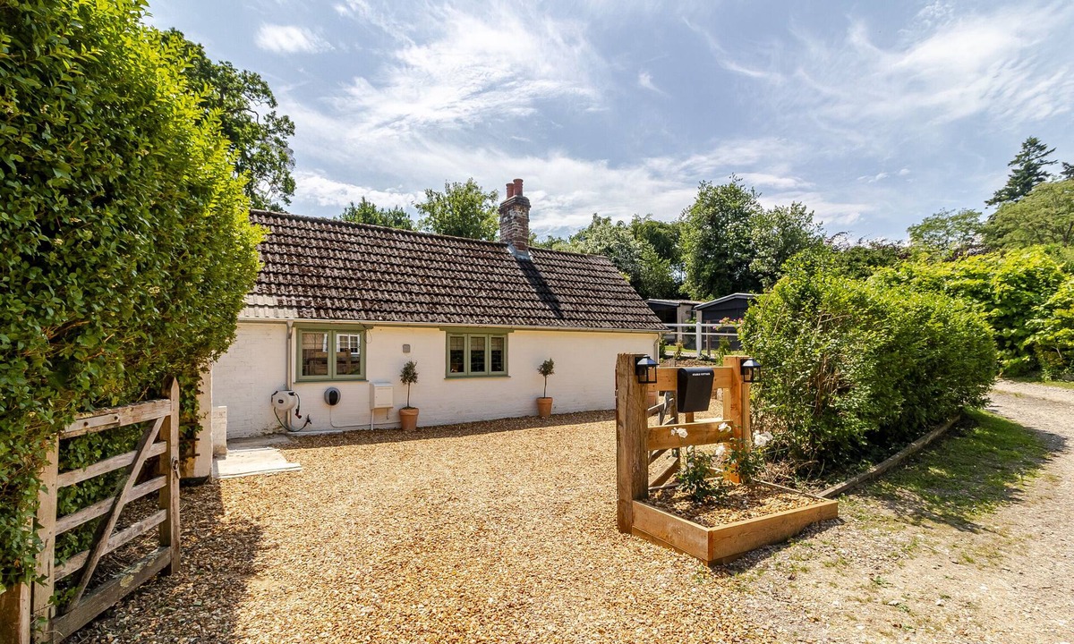 Burley Cottage | STABLE COTTAGE, pet friendly, character holiday cottage in Burley