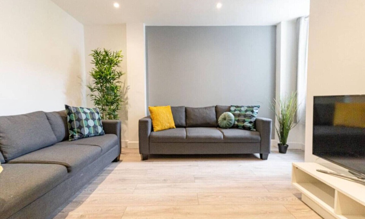 Portsmouth Apartment | Stansted 2 | 6 Bedrooms | 2 and A Half Bath