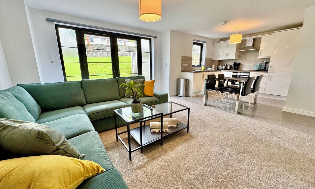 Dundonald Apartment | Stormont - Stunning 2 King Bedroom Apartment with Patio
