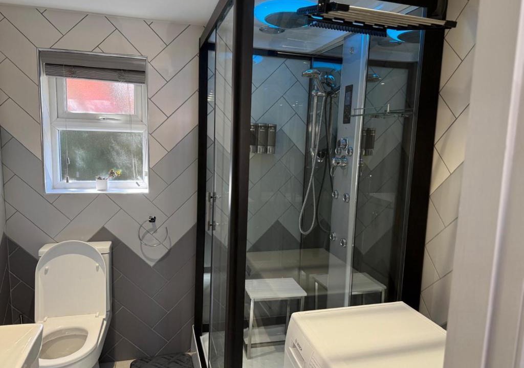 Broadheath Apartment | Studio appt - Sleeps 2 - Free Parking - 5min-Metro