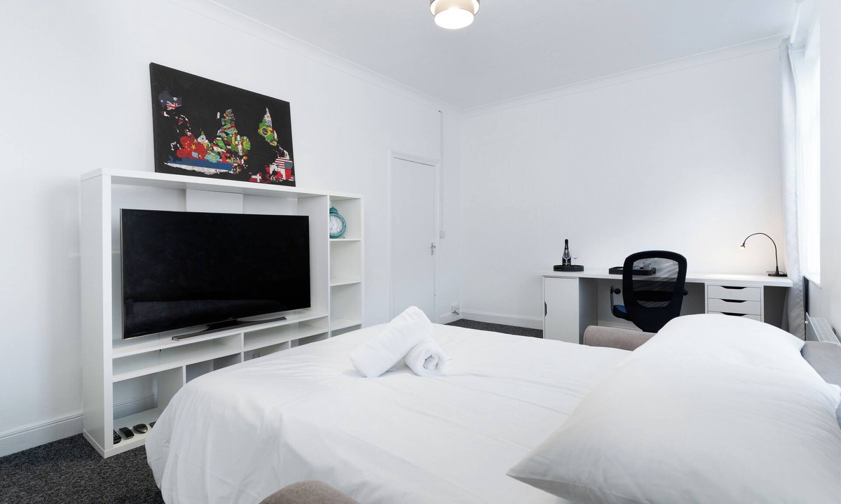Whitchurch Apartment | Studio-style room with double sofa bed