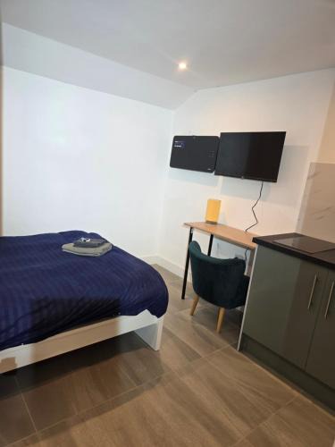 Aldermaston Wharf Apartment | Studio with ensuite bedroom and kitchen