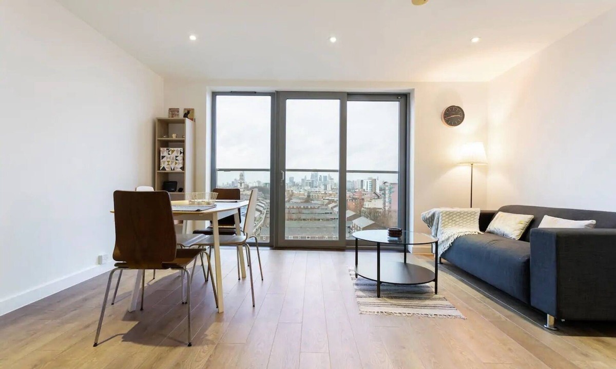 Lansbury Apartment | Stunning 1BD Apt with Balcony, Zone 2 near Canary Wharf