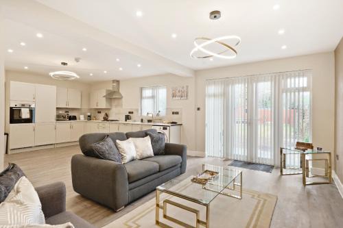 Shirley House | Stunning 4-bed house In Solihull, Close to the NEC, Airport, and Solihull Town - Parking