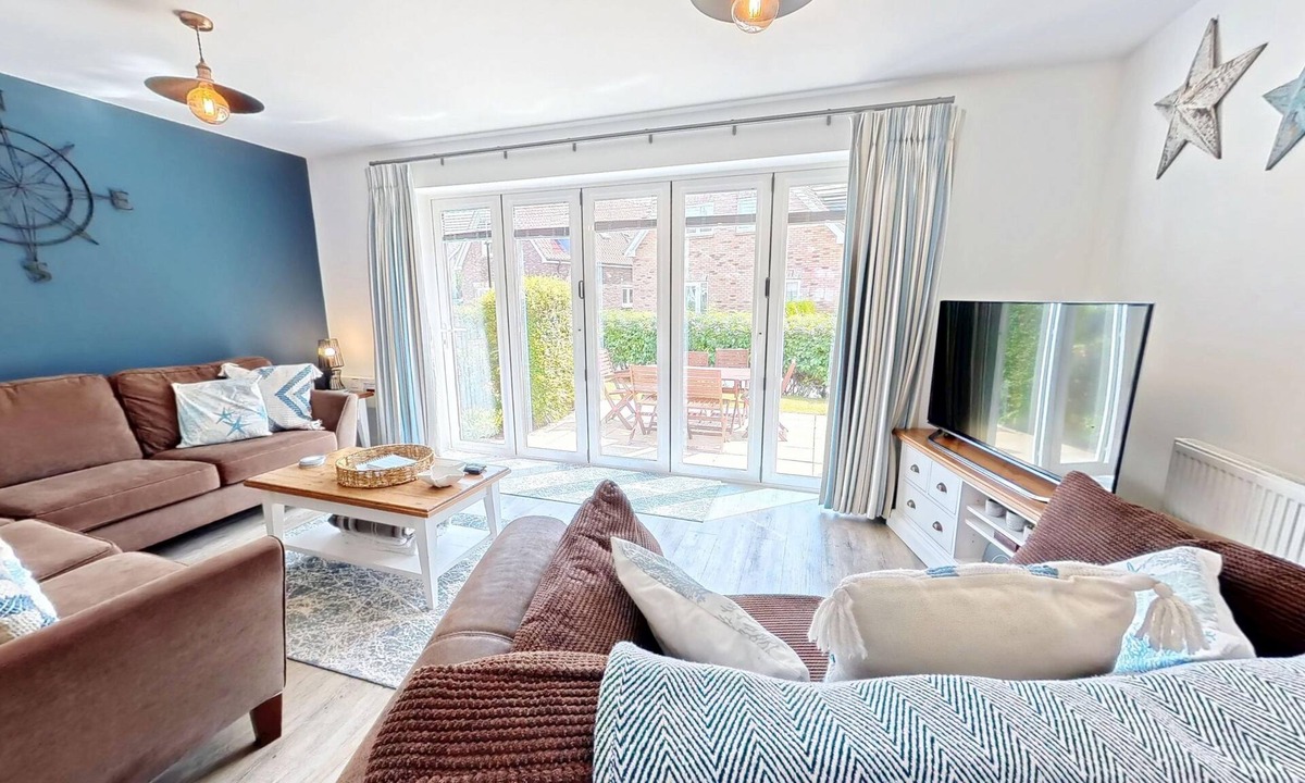 Filey Cottage | Stunning Coastal Cottage - Sleeping 5 in 2 Bedrooms - Pool and Beach Access Included.