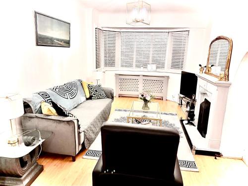 Lewisham House | Stunning Modern Cozy 5 star 3 bedroom house-Free Parking Greater London Metro Stations hosted by Tony